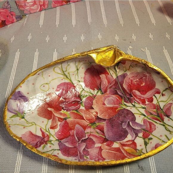 DECOUPAGE CLAM SHELL DECOUPAGE PINK FLOWERS ON A CLAM SHELL TRINKET DISH - Picture 4 of 10
